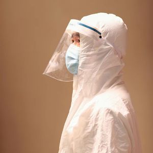 日本护士解开乳罩喂奶
